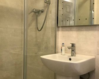Double Room, own front door on high street - Llandysul - Baño