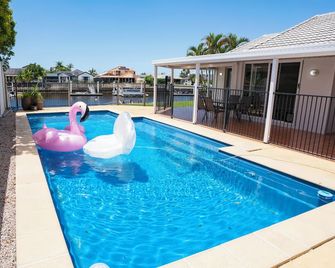 waterfront Cosy Getaway - Banksia Beach - Pool