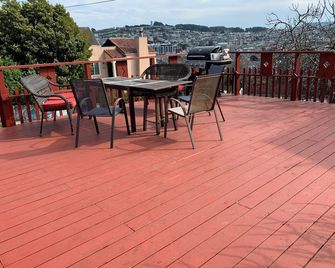Has a huge deck, BBQ,Table,Chairs - San Francisco - Balcony