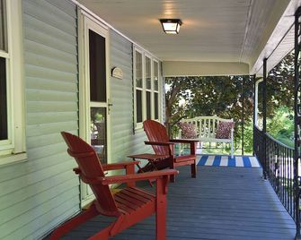 Cozy Home Near All Milwaukee Attractions - Milwaukee - Balcony