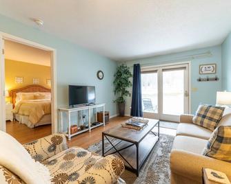 Hidden Gem Near Skiing - Walloon Lake - Living room