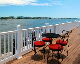 One Of A Kind Unit, Waterviews Everywhere!! - Highlands - Balcony