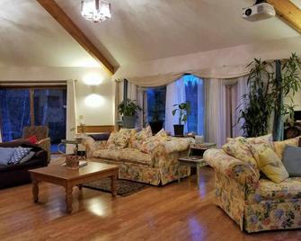Shire In The Woods - Finlayson - Living room
