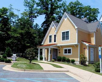 Kings Creek Plantation Resort is centrally located, so you can easily get to know the city's fascinating tourist attractions - Williamsburg - Edificio