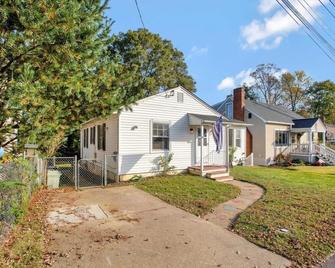 Stylish + fresh bungalow 2 blocks from N-MC Stadium - Annapolis - Building