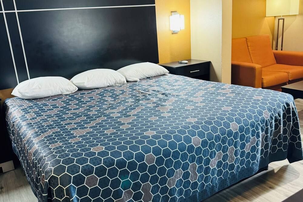 Executive Inn & Suites - Floresville - Bedroom