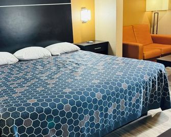 Executive Inn & Suites - Floresville - Bedroom
