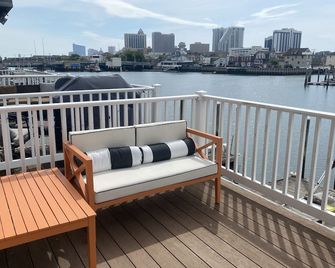 Amazing Waterfront townhome with deck views! - Atlantic City - Balcón