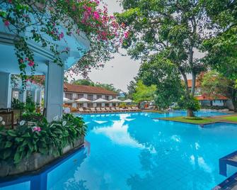 Mahaweli Reach Hotel - Kandy - Bể bơi