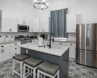 Beautifully Updated New Orleans Home sleeps 6 - New Orleans - Kitchen