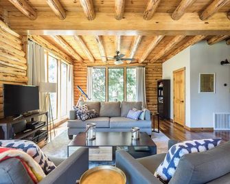 Modern Log Cabin On Cascade Canal, 5 Minutes To Downtown Nevada City - Nevada City - Living room