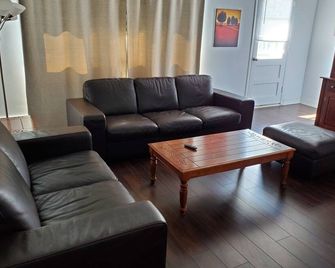 Chalet St-Leonard 1st - Montreal - Living room