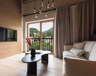 Revi Mountain Resort Boutique Hotel - קאלאבריטה - סלון