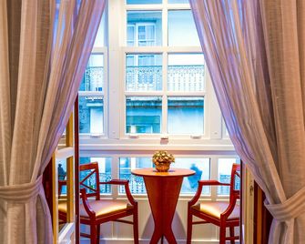 هيرادورا - سانتياغو دي كومبوستيلا - غرفة طعام