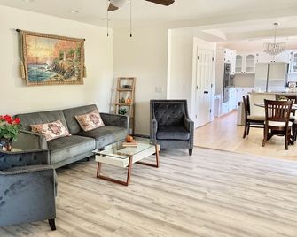 Executive home in a serene park like setting - Folsom - Living room