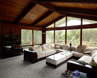 Fern Forest Getaway - Mountain View - Living room