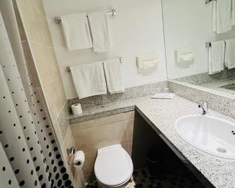 Hotel B99 - Offenbach am Main - Bathroom