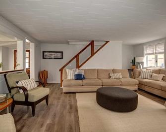 Spacious, Remodeled, Pet Friendly, Owasco Lake - Auburn - Living room