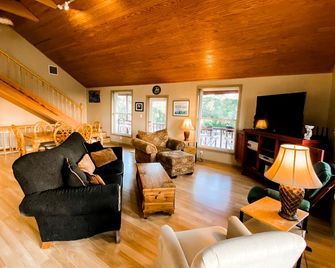 Spacious Camp with Canal Access and Beautiful Bay View - Franklin - Sala de estar