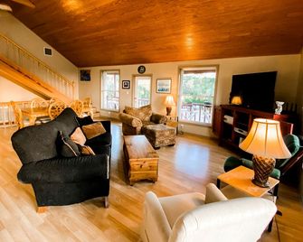 Delightful Top Cabin with Amazing Views from the Deck in Louisiana - Franklin - Sala de estar