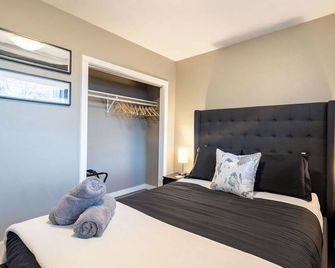 Modern | 75' 4ktv & Wii | Fire Pit | Standing Desk Dual Monitors | 3 Min To Rcmp - Regina - Bedroom
