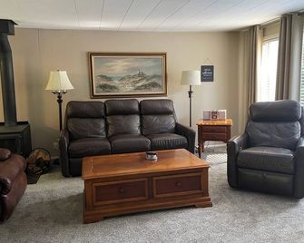 Dune Riders Dream - Direct Dune Access - 2 Bdr 1 Ba Sleeps 5 - North Bend - Living room