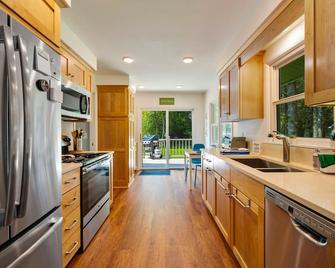 Lake MI Sunrises | Walk to Town | Fireside Nights - Baileys Harbor - Kuchyň