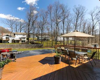 Family Home with Deck and Grills in Southington! - Southington - Patio