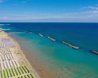 Amadei Hotel Blumen - Pesaro - Spiaggia