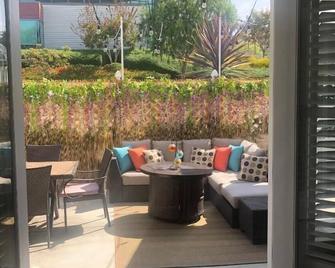 6 Blks from beach. Walking distance to restaurants, shops. Excellent location! - Corona del Mar - Patio