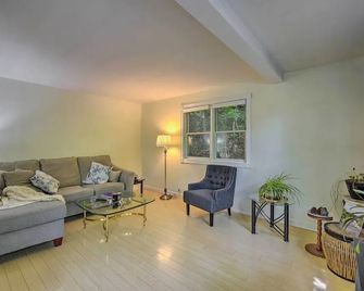 Pet-Friendly St Croix Falls Remote Retre - Saint Croix Falls - Sala de estar