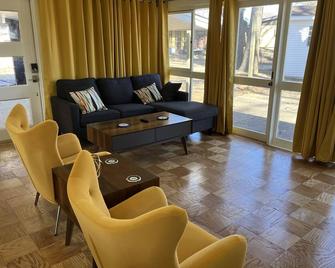 Mid Century Modern Cottage near Air Base and Hospital - Jacksonville - Living room