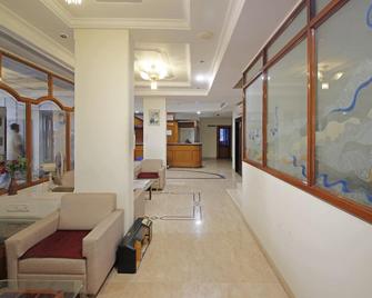 Hotel Sarita - Surat - Lobby