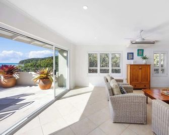 Portofino 7 Beachfront Penthouse - Noosa Heads - Living room