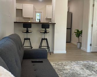 Airport bungalow - Coraopolis - Living room