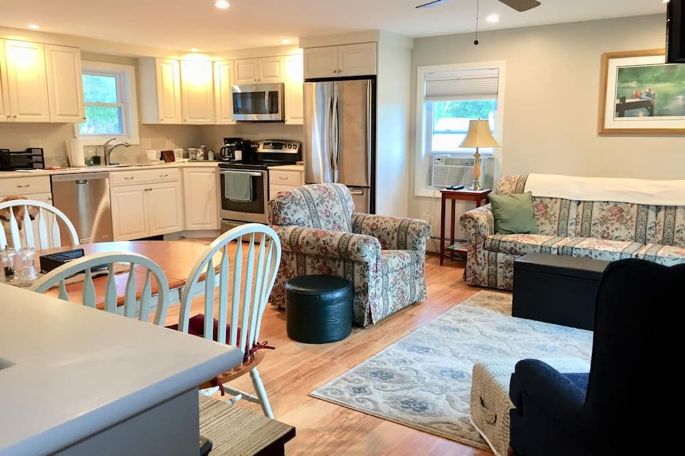 Cozy Home In The Berkshires, Pet Friendly with fenced in yard! - אדמס - סלון