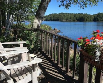 Classic Dryland Adk Boathouse On The Shore Of Long Lake - Long Lake - Balcón