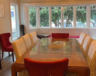 Charming B&B steps to beach, boardwalk, pier, shop, restaurants w bath & WiFi #6 - Santa Cruz - Dining room