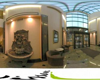 Maron Hotel And Suites - Danbury - Lobby