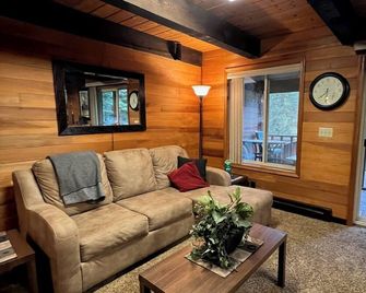 Enjoy Privacy in the Pines, Close to Golf Course - Garden Valley - Living room