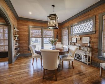 Amazing 4 Bedroom! 3 Full Bath! House In The Heart Of Downtown Murfreesboro! - Murfreesboro - Dining room