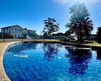 Hive Hotel - Moruya - Piscina