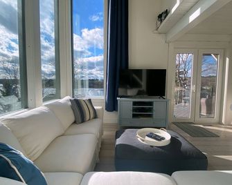 AhoyOceanfront Family Cottage with Hot Tub, Near South Shore Attractions - Chester - Living room