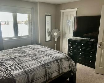 Spacious 4-bedroom townhome in charming Red Deer with WiFi, AC - Red Deer - Bedroom