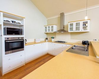 Sky Blue Retreat Serene Family Getaway - Bunbury - Kitchen