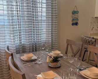 Experience the epitome of Caribbean luxury at serenity haven Ocean View! - Discovery Bay - Dining room