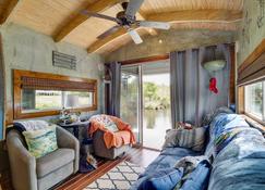 Bay St Louis Houseboat 6 Mi to Old Town and Beach! - Bay Saint Louis - Living room