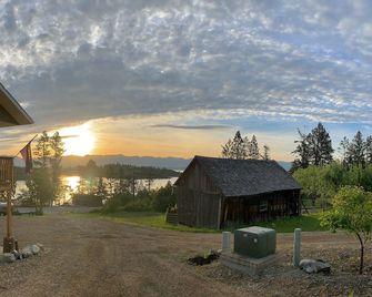 Breathtaking views of Flathead Lake and the Rocky Mountains - Somers - Building