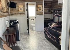 Theme cabins on wooded lot 1 mile 1/4 from Winn star casino - Thackerville - Bedroom