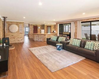 Duke Street Hideaway - Busselton - Living room